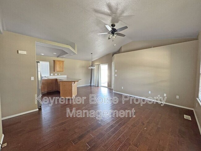 Foto del edificio - 534 Seasons Ct
