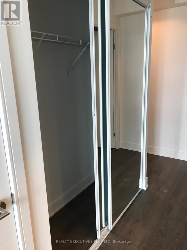 Photo du bâtiment - 525 Adelaide St W