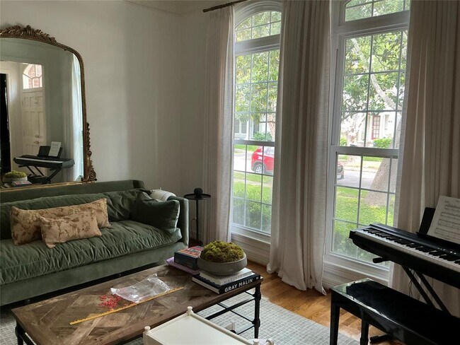 Foto del edificio - 5820 Charlotte St