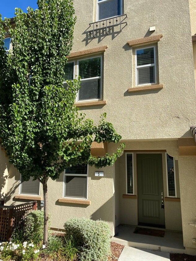 Foto principal - Livermore, Gorgeous Townhome 4 bed/3.5 bat...