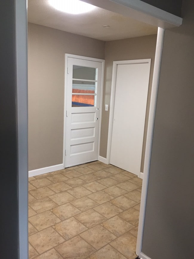 Building Photo - 1105 E 31st St S