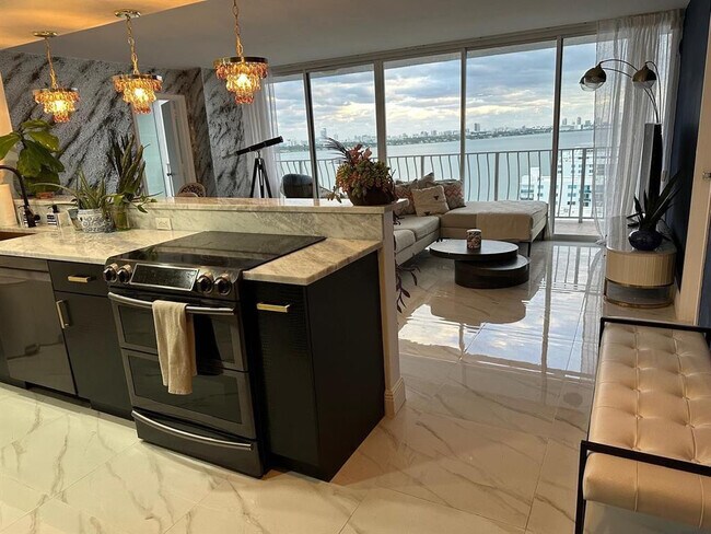 Foto del edificio - 7601 E Treasure Dr