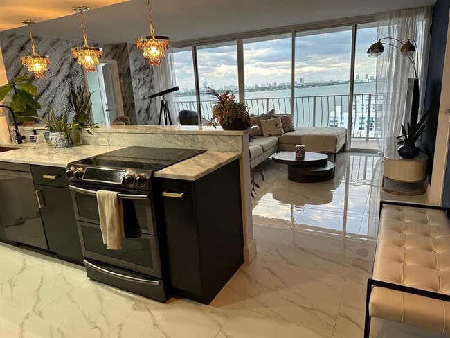 Building Photo - 7601 E Treasure Dr