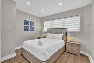 Building Photo - 10006 E Bay Harbor Dr