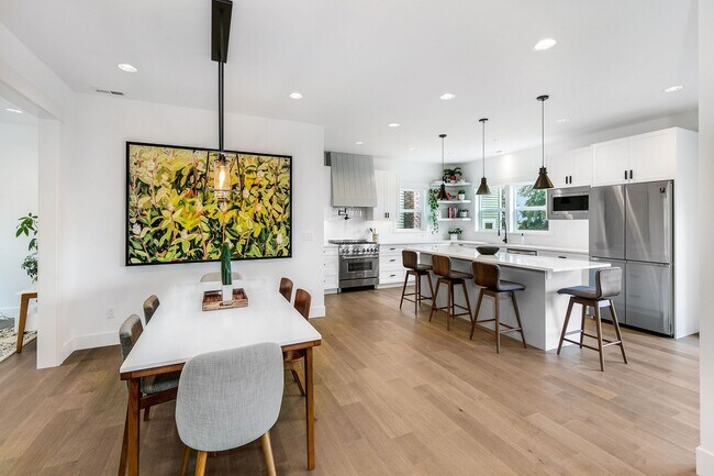 Foto del edificio - Gorgeous 4 Bed/3.5 Bath with Beautiful Fin...