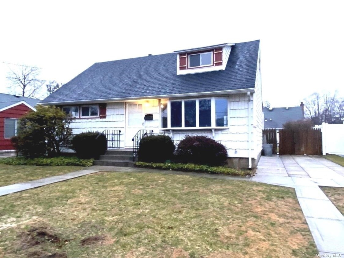 9 Smith St, Hicksville, NY 11801 House Rental in Hicksville, NY