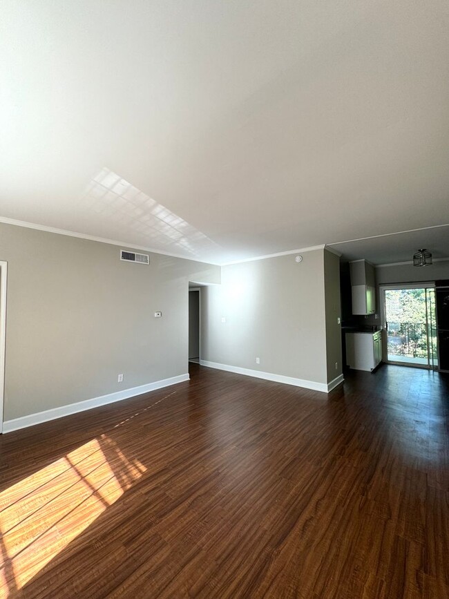 Building Photo - Adorable Two Bedroom in South Park!