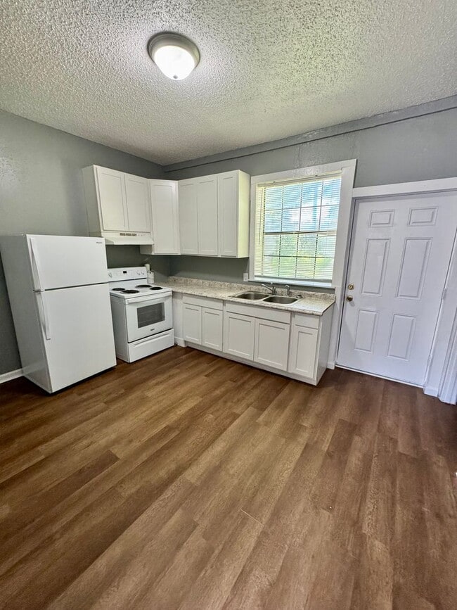 Building Photo - Available NOW -505 Tank hill Unit 2