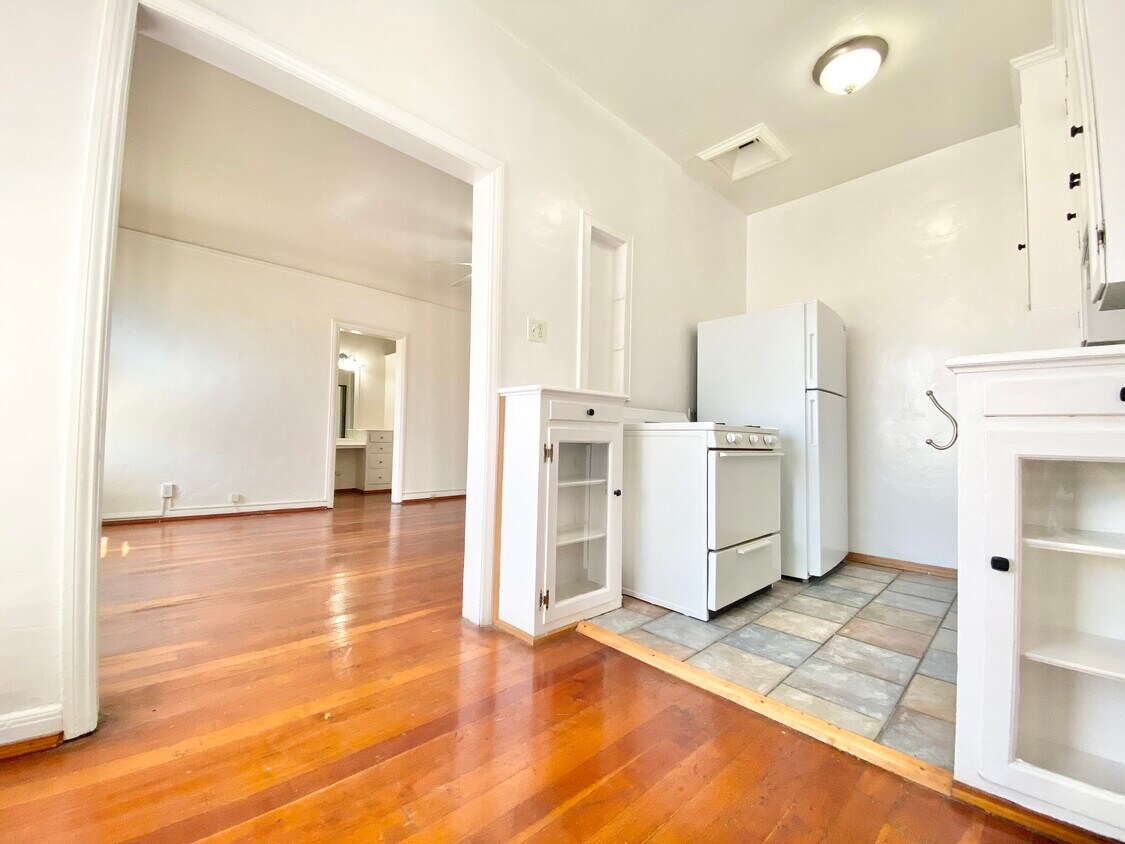 606 S Dunsmuir Ave Unit 207, Los Angeles, CA 90036 Room for Rent in