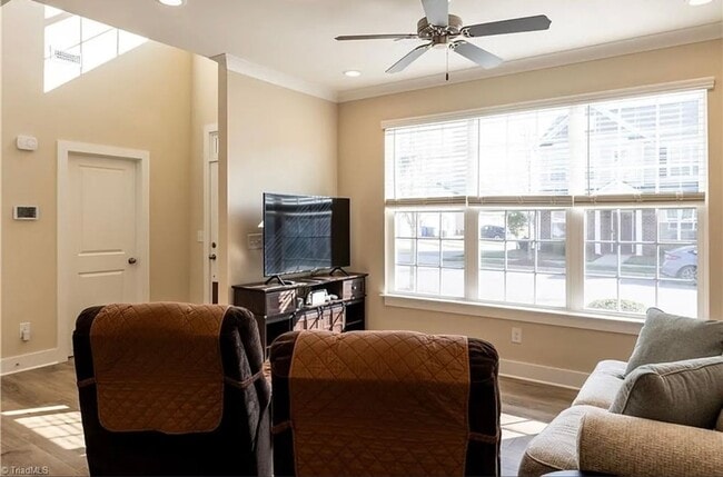 Foto del edificio - Beautiful 3Bed/2.5Bath Townhome located in...