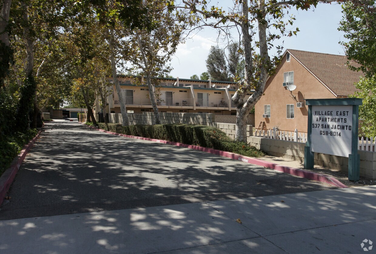 Foto principal - Village East Apartments
