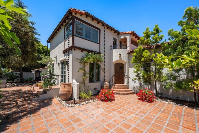Foto del edificio - Kensington Exceptional Location 4Bed 3.5 Bath Private Gated Spanish Estate like property