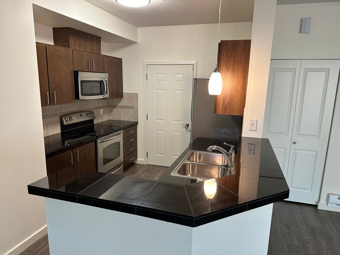 21055 40th Pl S Unit F1, Seatac, WA 98198 Condo for Rent in Seatac, WA