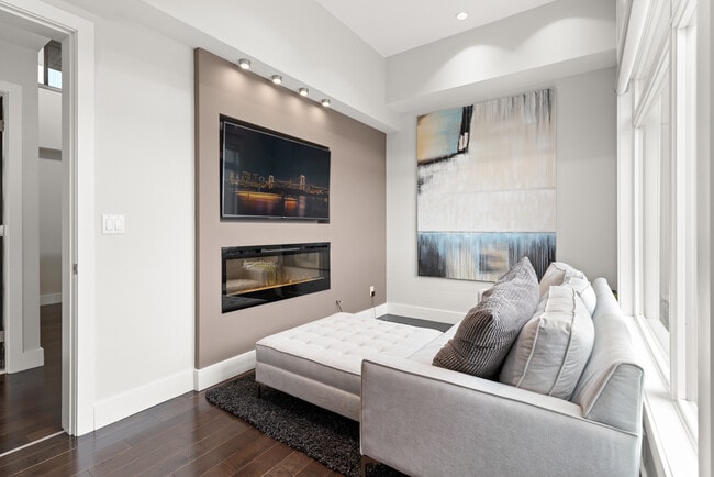 Building Photo - 5151-5151 Windermere Blvd S W