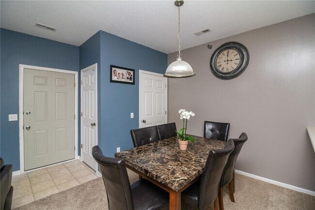 Dining - 1720 SE La Grant Pky