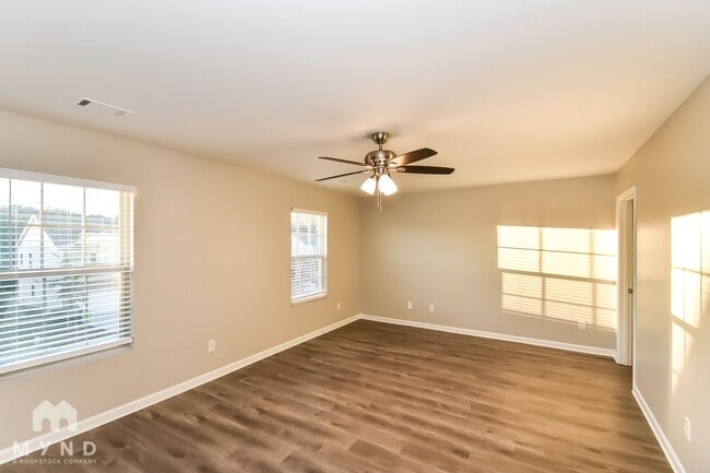 Building Photo - 828 Lake Chase