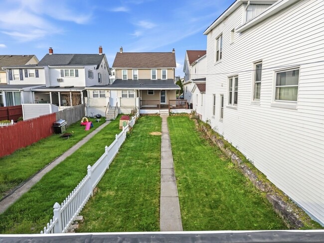 Building Photo - 1130 3rd St