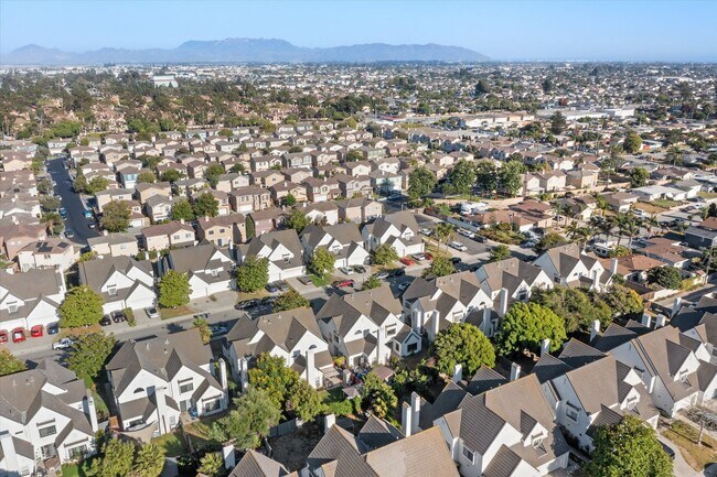 Foto del edificio - Renovated 2bed x 2.5bath Townhouse with Private Patio & 2-Car Garage