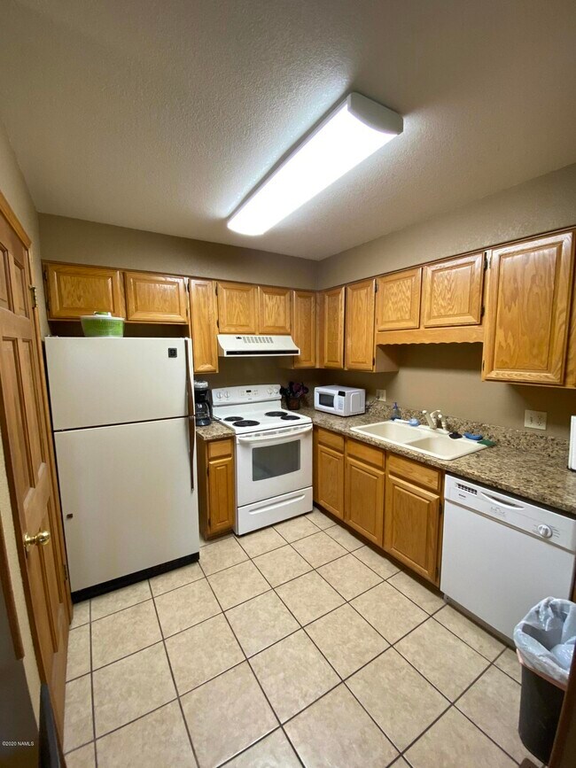 Building Photo - 2665 Valley View Dr