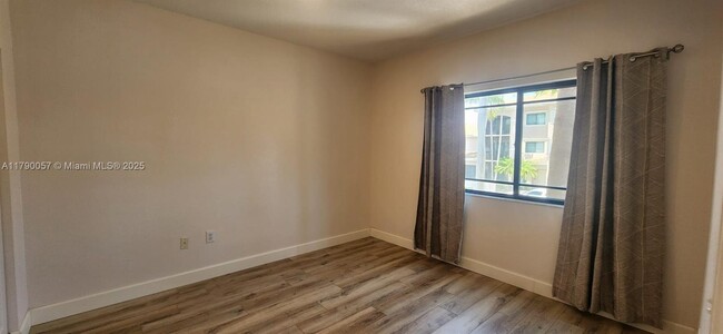 Building Photo - 2804 Sarento Pl