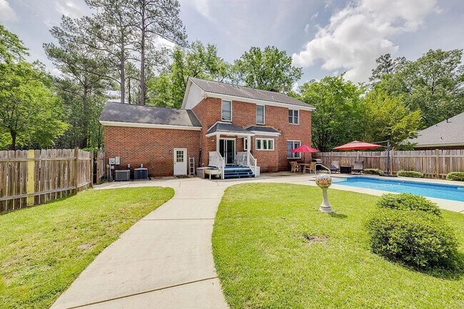 Foto del edificio - Stunning 4 Bed, 3 Bath Home with Pool in E...