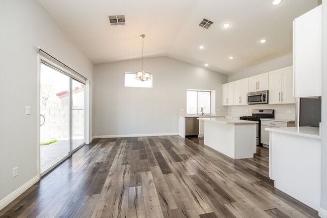 Building Photo - 704 Colonnade Row Dr