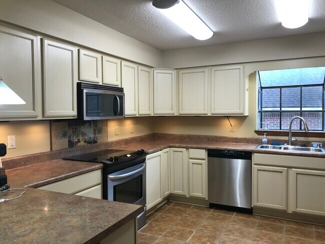 Building Photo - 4409 Shadow Wood Cir