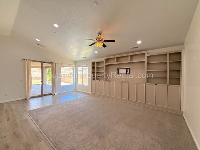 Building Photo - Darling 4 bed, 2 bath home w/2 car garage