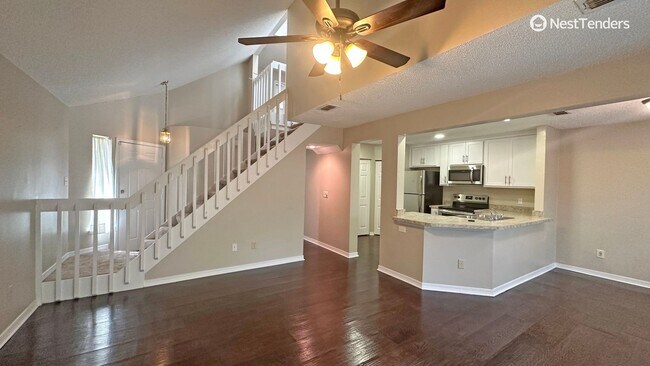 Foto del edificio - Large Updated Townhome in Argyle Forest!