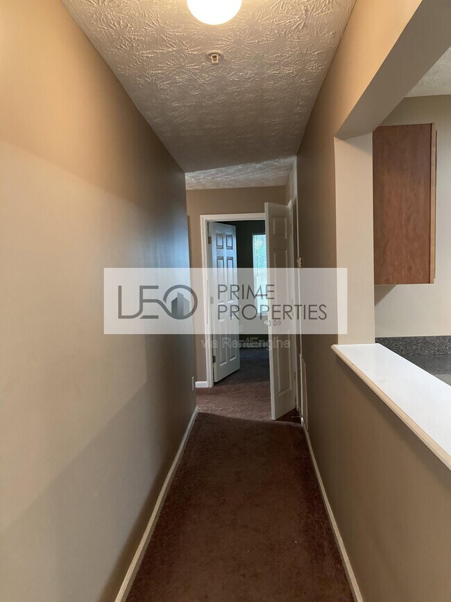 Building Photo - 7201 Fairington Ridge Cir