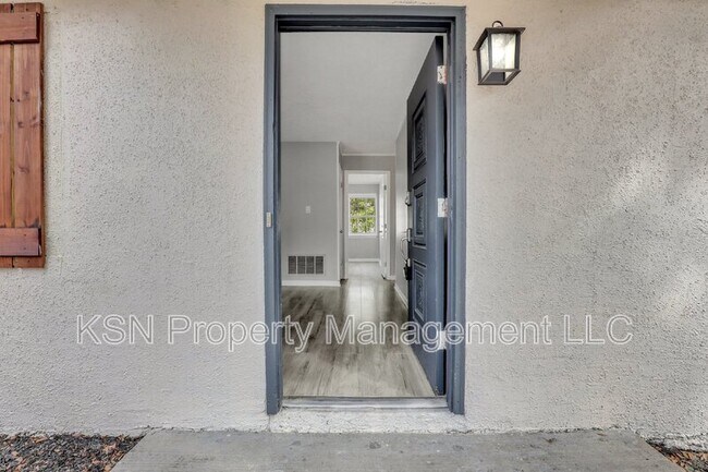Building Photo - 502 W 60th St