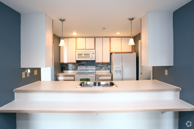 2BR, 2BA - Brighton - Kitchen - Harbour East