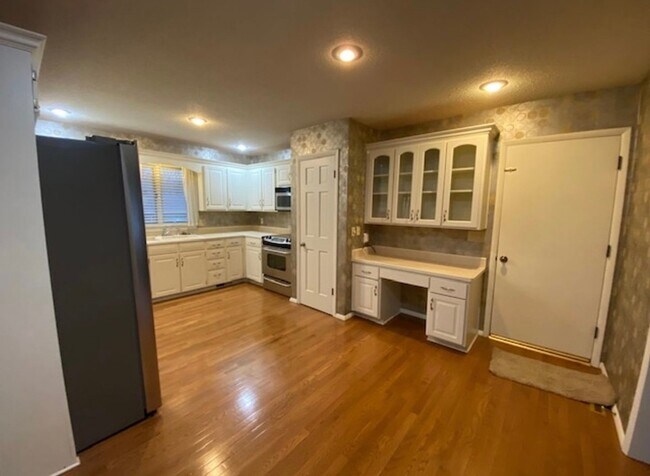 Building Photo - 1242 S Sugar Hill Pl