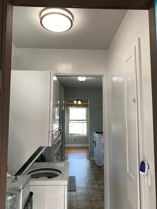 Laundry - 4766 Aragon Dr
