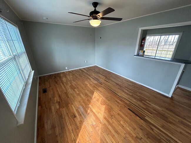 Foto del edificio - 3 bedroom, 1 bathroom home only minutes aw...