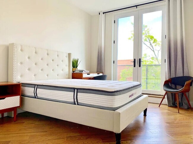 Building Photo - Furnished room/NOT APARTMENT