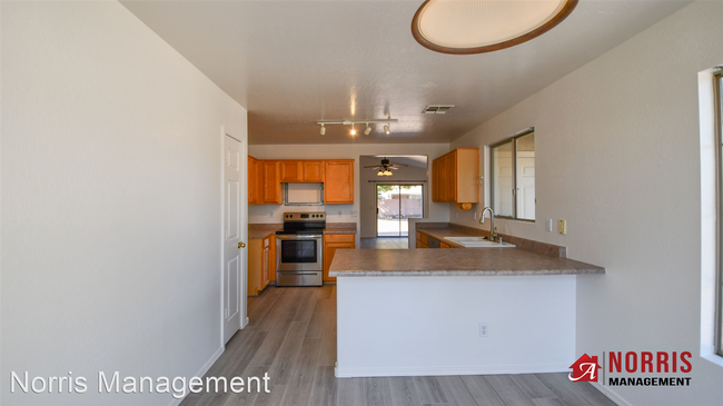 Building Photo - 3 br, 2 bath House - 1646 E San Xavier Dr