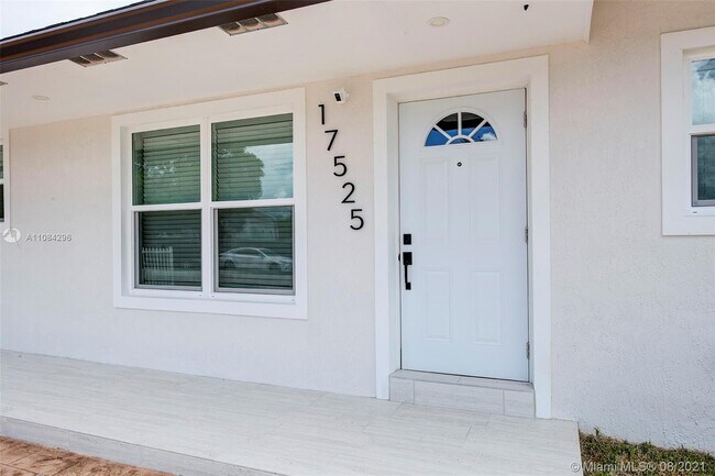 Foto del edificio - 17525 NW 49th Ct