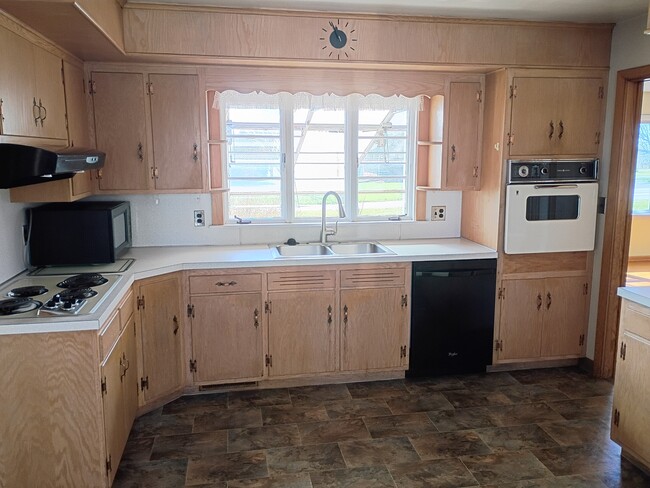 Building Photo - 395 W Newport Rd