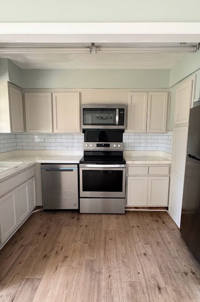 Foto del edificio - Stylish Seminole Condo with Private Garage in Chateaux de Bardmoor 55+ Community - AVAILABLE MAY 3RD