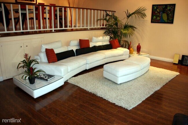 Building Photo - 3 br, 2.5 bath Townhome - 5236 LINDLEY AV2