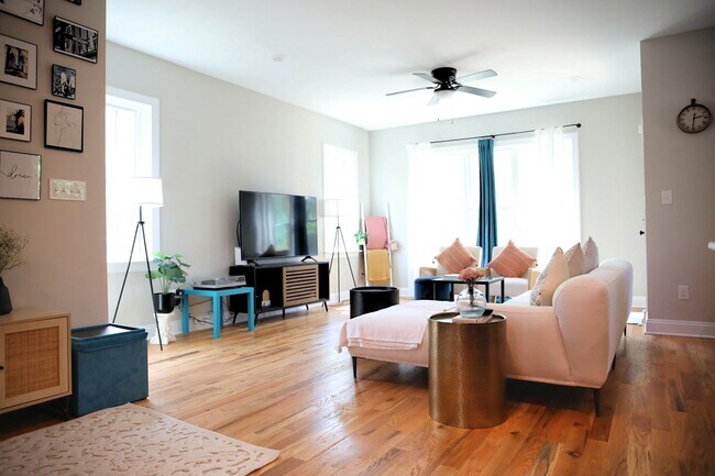 Building Photo - Gorgeous, Home in Rocketts Landing: Available NOW!