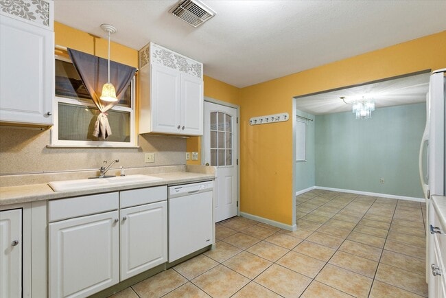 Building Photo - 831 Terryhollow St