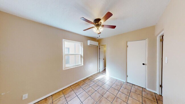 Foto del edificio - Centrally located studio apartment. Utilit...