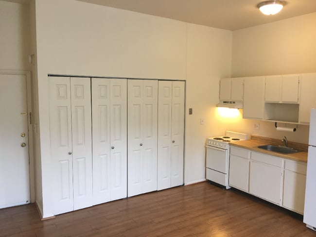 Photo - 15 E Read St Apartment