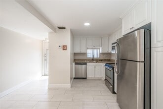 Building Photo - 9523 S Hollybrook Lake Dr