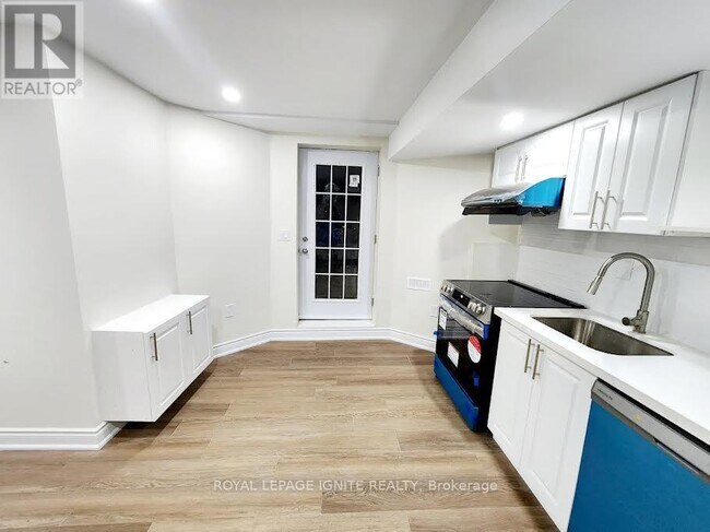 Building Photo - 1299 Laurier Ave