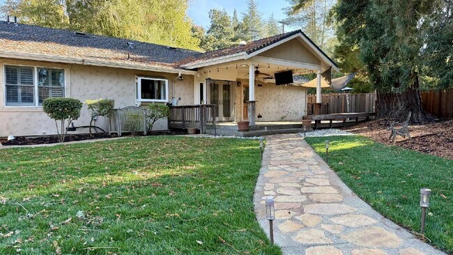 Foto del edificio - Gorgeous Property on Private Street conveniently located on West Side near Downtown!