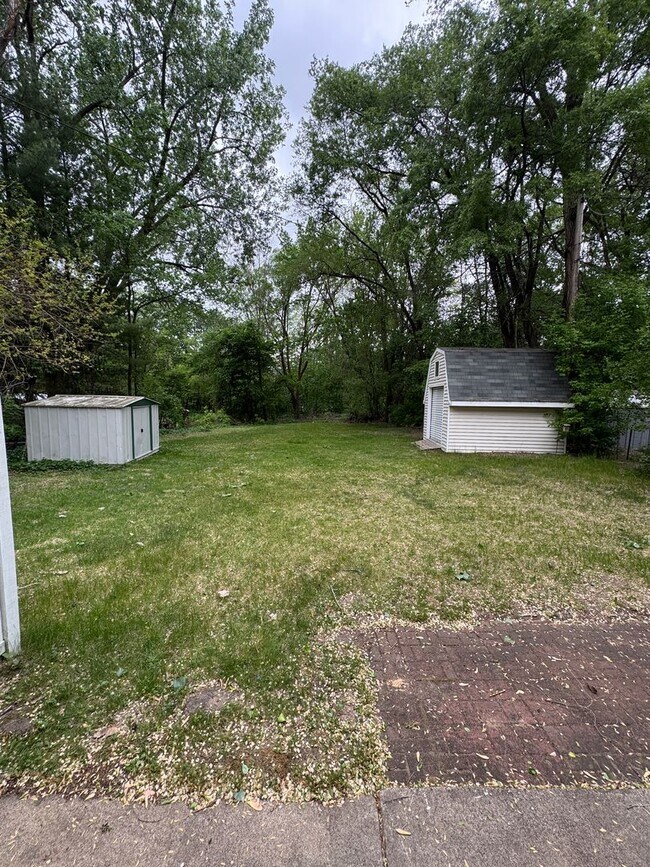 Foto del edificio - 2 Bed 1.5 Bath, Yard and shed, 2 Off stree...