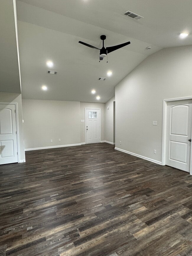 Foto del edificio - 20 Edward Dr